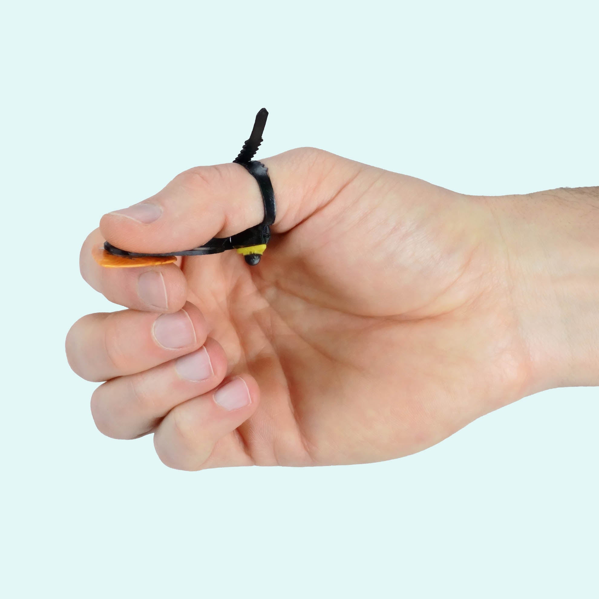 Mano che tiene un plettro fissato a un supporto Dual Picks regolabile, con cinturino nero