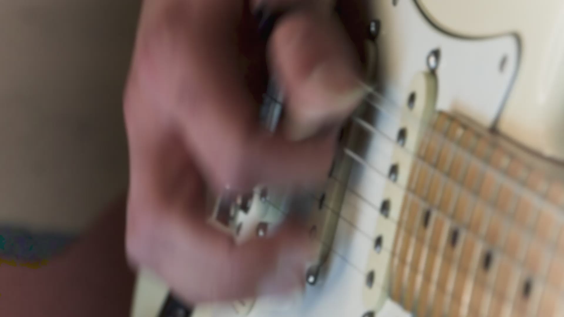 Carica il video: Suonare la chitarra elettrica usando un plettro attaccato a DualPicks