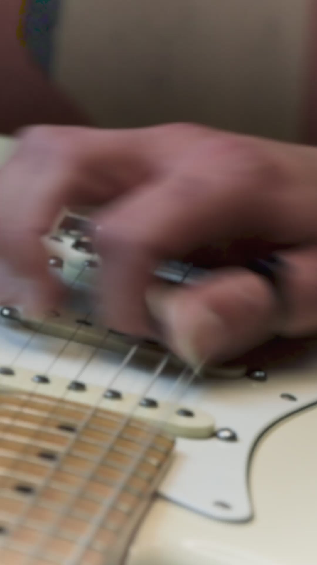 Carica il video: Suonare la chitarra elettrica usando un plettro attaccato a DualPicks